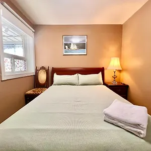 Homestay Newly Renovated Detached Near Finch Subway Station, Toronto